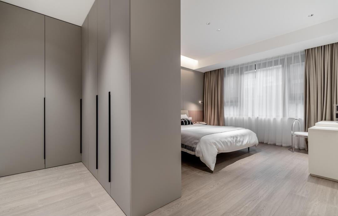 衛(wèi)生間門對床？巧妙布局來化解！打造舒適衛(wèi)浴空間隔斷方案